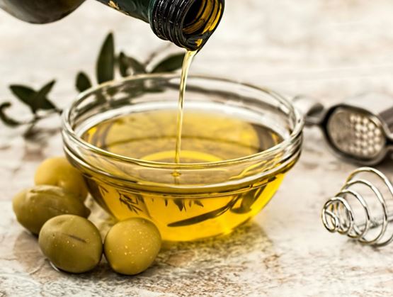 Huile d'olive dans un bol