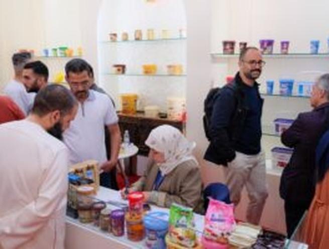 Visiteurs professionnels découvrant des produits alimentaires sur un stand au salon Djazagro