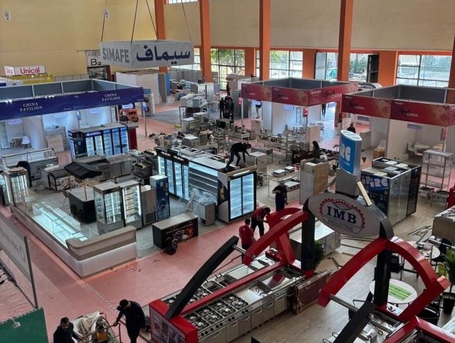 Vue d’ensemble du salon Djazagro avec stands d’équipements agroalimentaires et visiteurs professionnels en préparation de l’événement