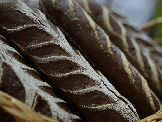 Baguettes de pain dans un panier en osier