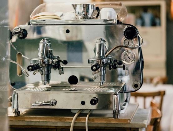 Gros plan sur une machine à café