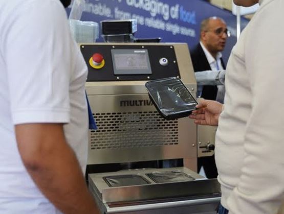 Exposants devant une machine au salon Djazagro 2025