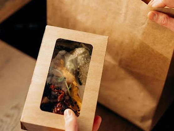 Sac en papier et boîte en carton contenant de la nourriture