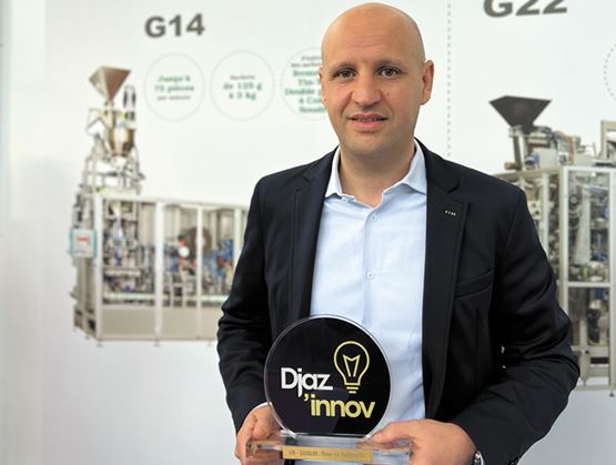 L'image montre un homme tenant un trophée "Djaz Innov" lors d'un événement, probablement pour célébrer l'innovation.