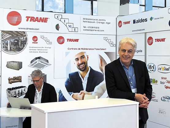 Cette image montre un stand lors d'un événement mettant en avant "Trane" et "CIME", axé sur la climatisation, la ventilation et les contrats de maintenance.