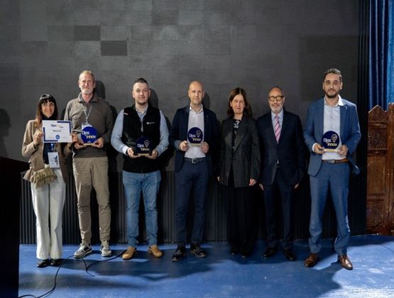 Lauréats posant avec leurs trophées et certificats lors d’une remise de prix Diazz’innov.