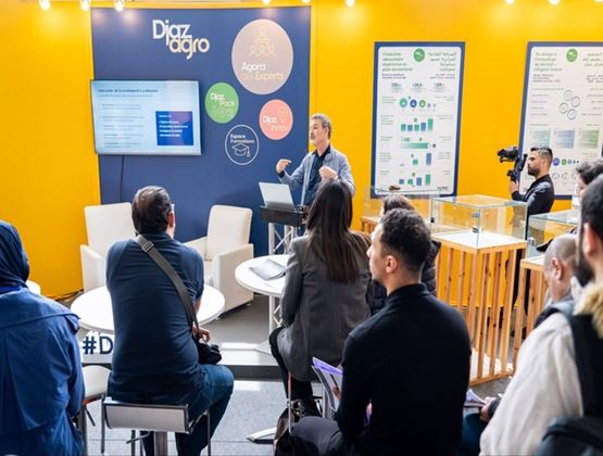 ntervenant animant une conférence devant un public sur le stand Djazagro.