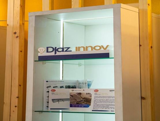 Vitrine Djaz’Innov présentant la solution Acinox et ses supports d’information sur le salon Djazagro.