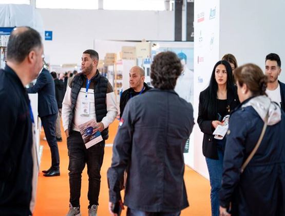 Visiteurs professionnels échangeant dans les allées du salon Djazagro.