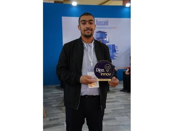 Mohamed Boulanaache pose avec le trophée Djaz’Innov lors du salon Djazagro.