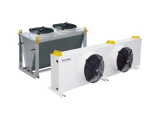 Deux unités industrielles de refroidissement et de condensation ThermoKey équipées de ventilateurs.