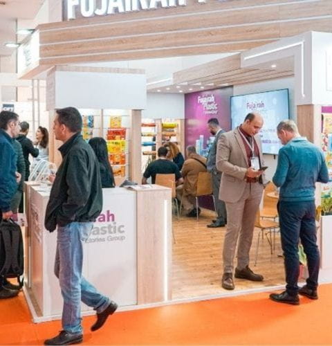 Stand de Fujairah Plastic au salon Djazagro, avec des visiteurs échangeant avec des représentants de l'entreprise