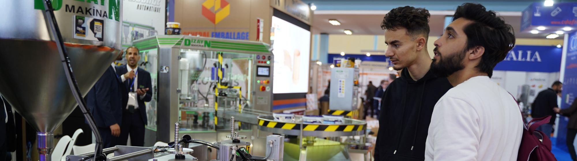 visiteurs observant une machine sur le salon Djazagro