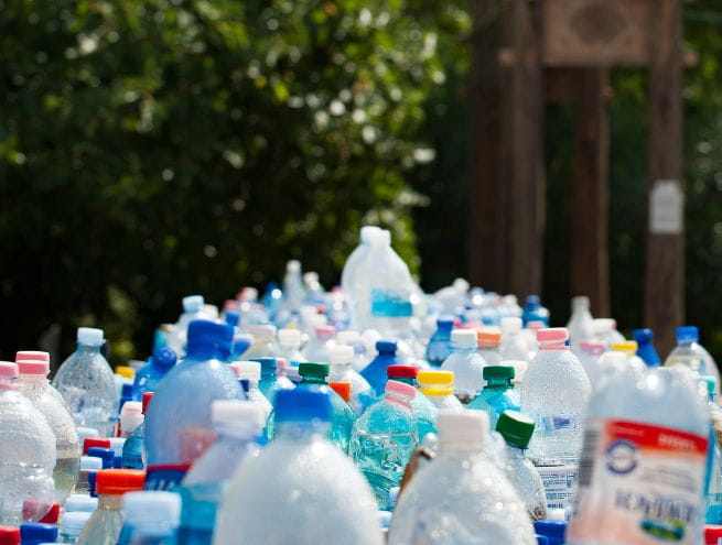 Tas de bouteilles en plastique usagées représentant le problème des déchets plastiques.