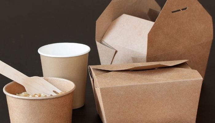 Emballages en carton sur un fond noir