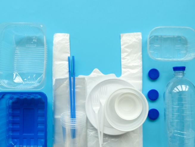 Emballages en plastique sur fond bleu