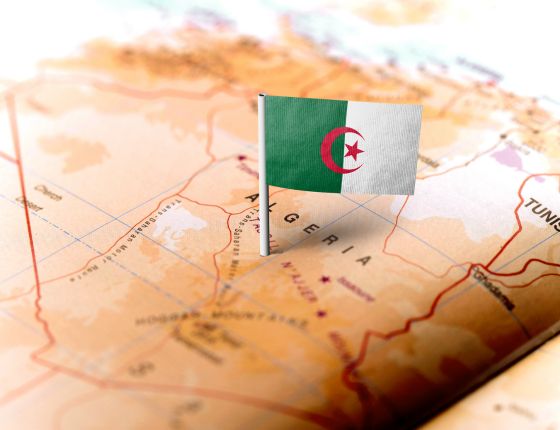 Drapeau de l'Algérie sur une carte.