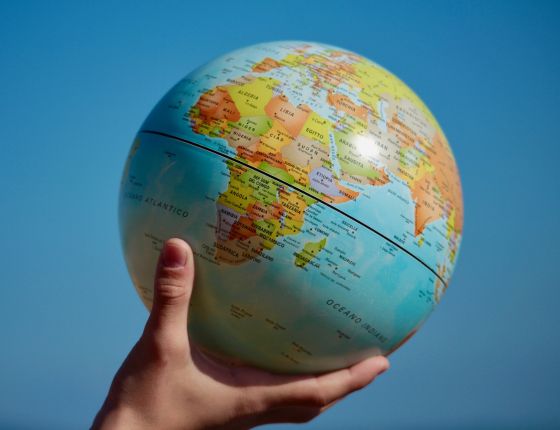 Main tenant un globe terrestre