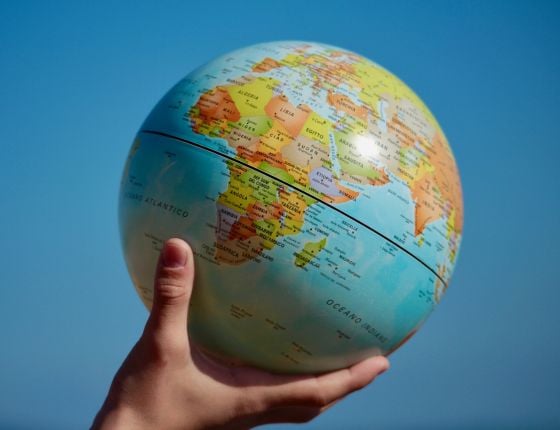 Main tenant un globe terrestre
