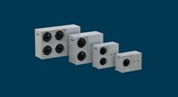 Quatre unités de ventilation industrielle modulaires blanches avec ventilateurs frontaux alignées sur fond bleu