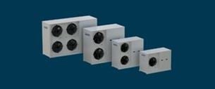 Quatre unités de ventilation industrielle modulaires blanches avec ventilateurs frontaux alignées sur fond bleu