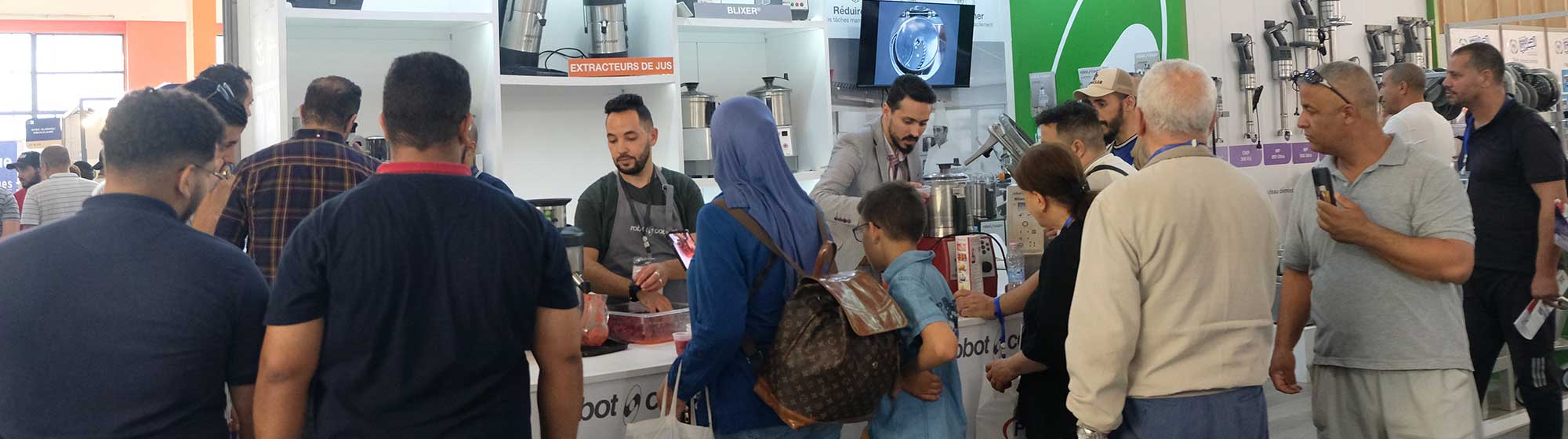 Exposant présentant son produit sur un stand