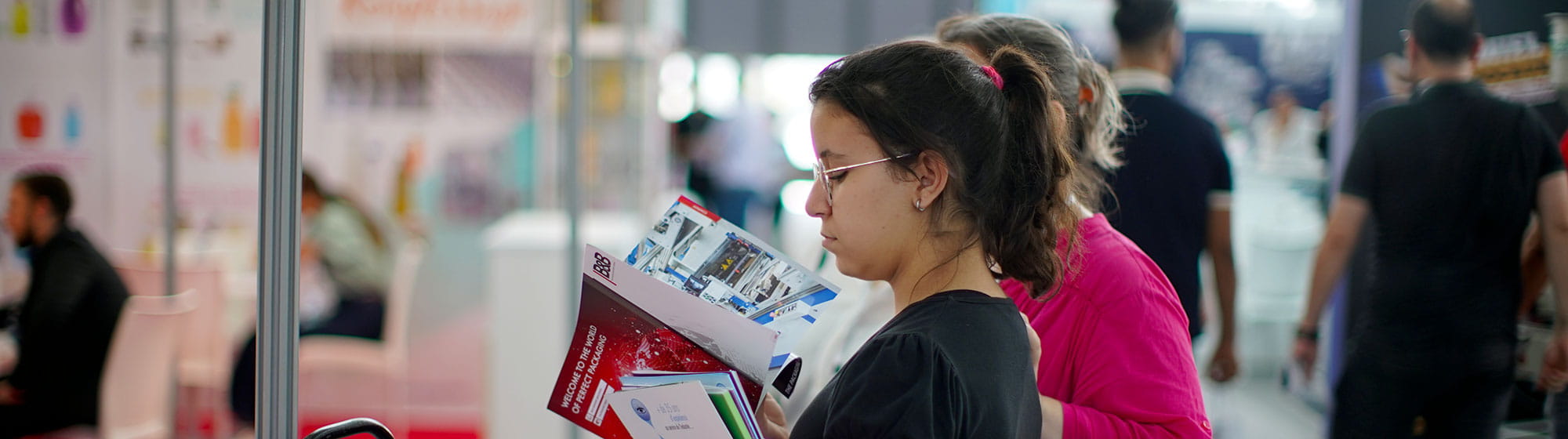 Deux femmes lisant des plusieurs brochures