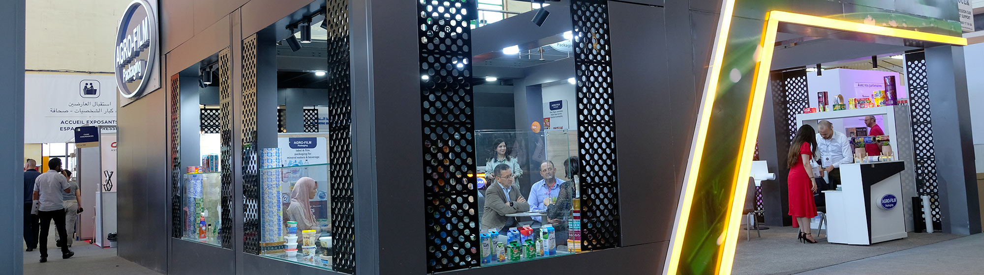Personnes regardant des produits au stand Agro Film