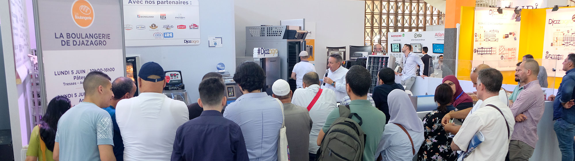 Visiteurs devant un stand La Boulangerie