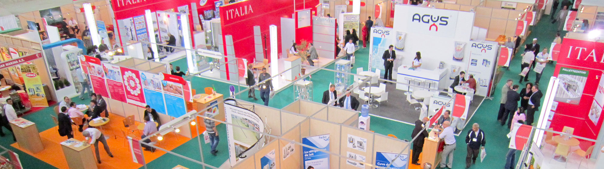 Visiteurs à l'intérieur du salon