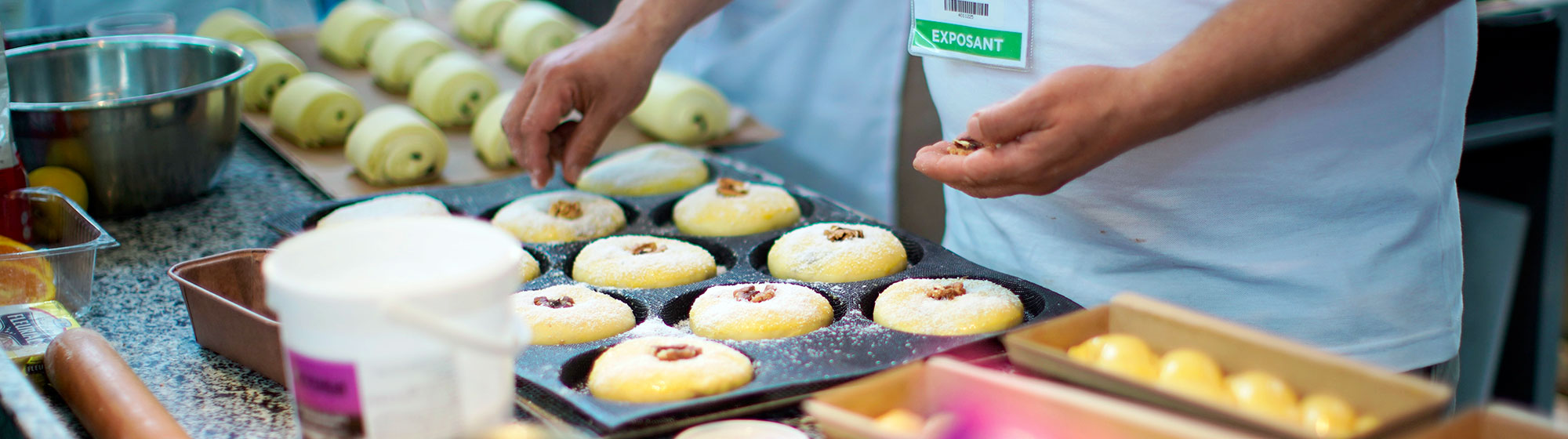 Boulanger présentant ses produits sur son stand