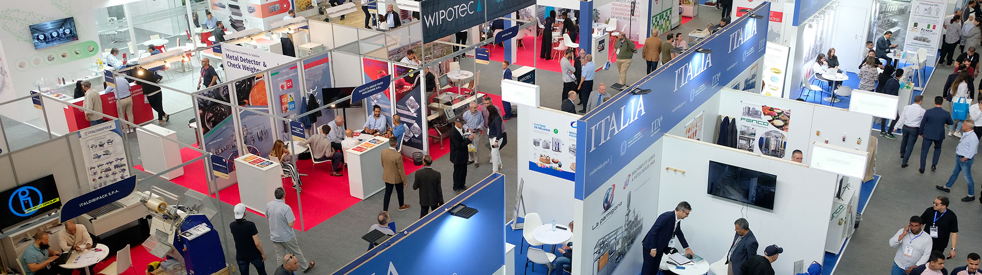 Vue du hall d'exposition principal avec les visiteurs et les exposants