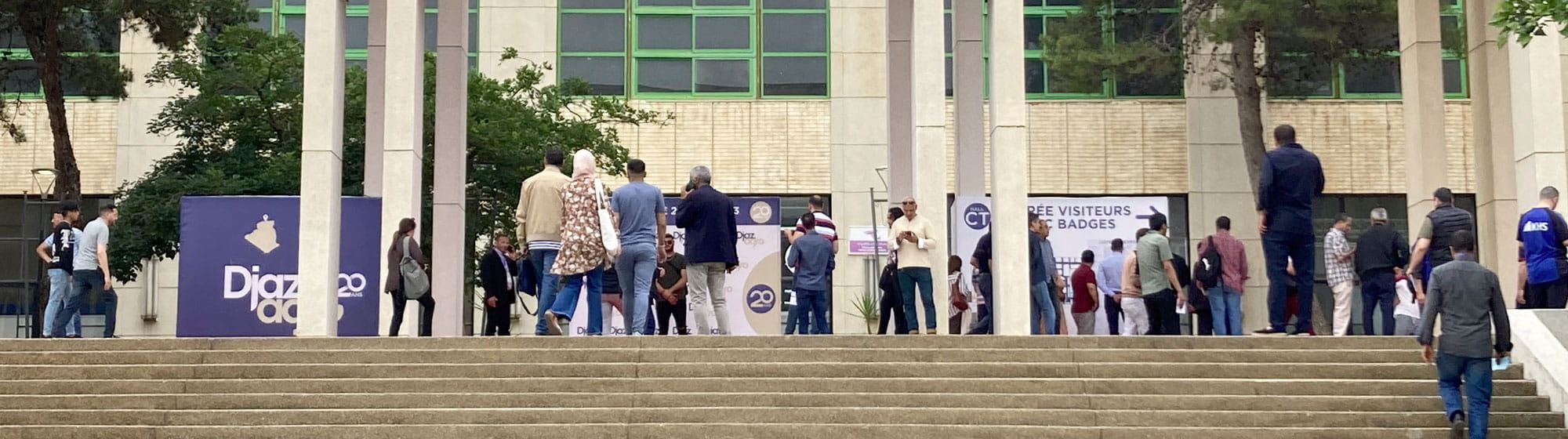 Personnes devant l'entrée du salon en Algérie