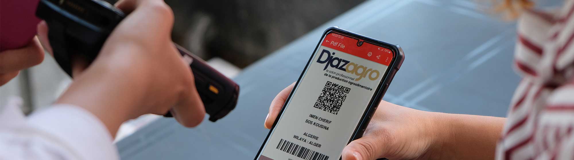 Personne contrôlant un billet d'entrée sur un téléphone portable