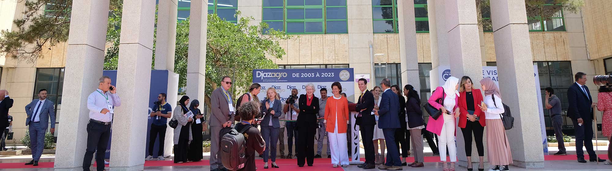 Personnes devant l'entrée du salon Djazagro 2023
