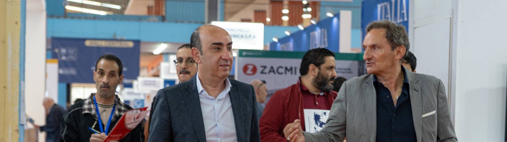 Visiteurs dans les alles du salon