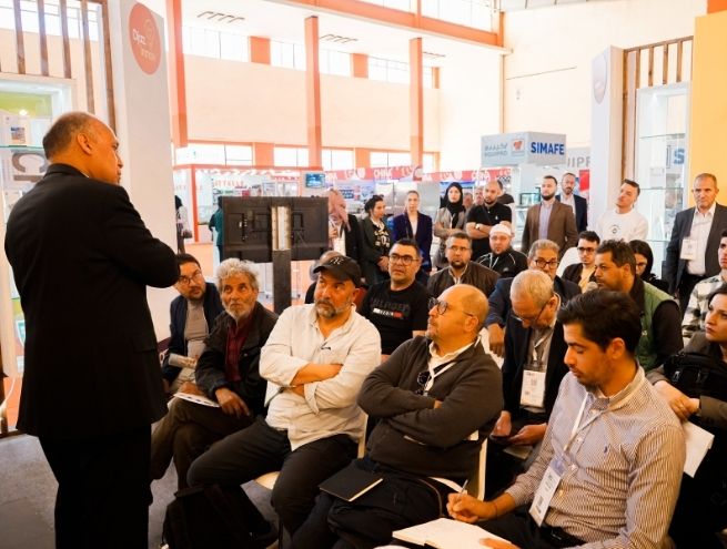 Présentation de solutions d'emballage innovantes exposées dans des vitrines lors d'un salon.
