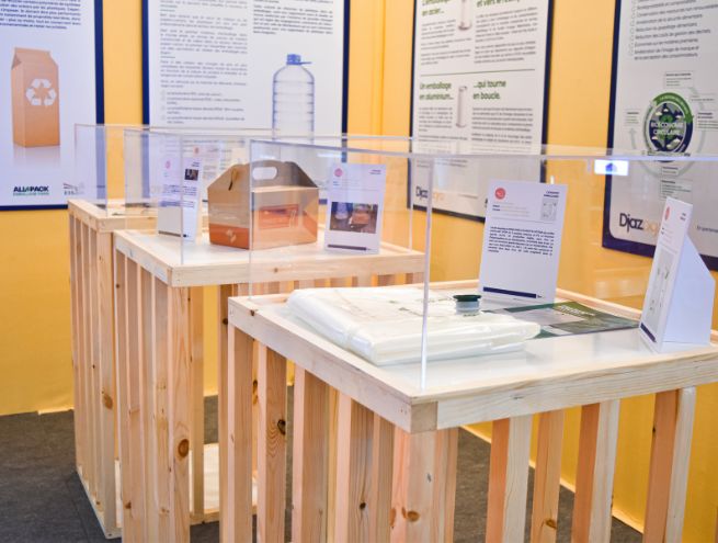 Vue d'ensemble d'un salon professionnel avec des stands d'exposants et des visiteurs en déplacement
